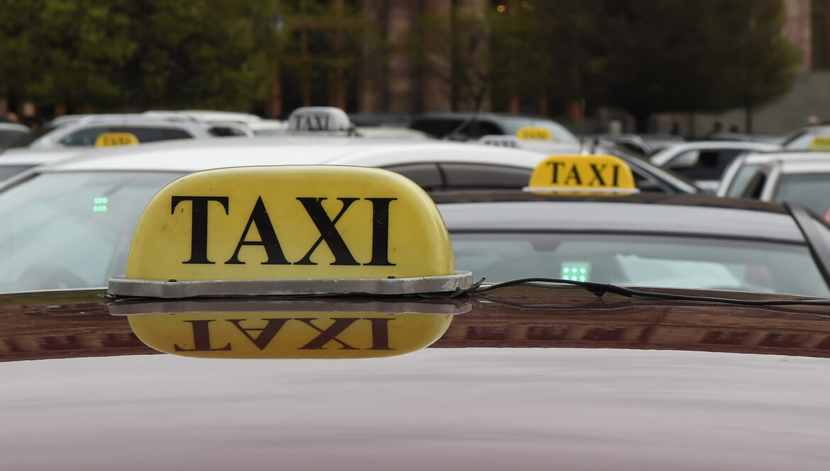 Members of t the newly-founded 'Varchapet taxi' (Prime Minister taxi) service  hold a protest action under the slogan of 'Goodbye Prime Minister' in front of the RA Government's Building